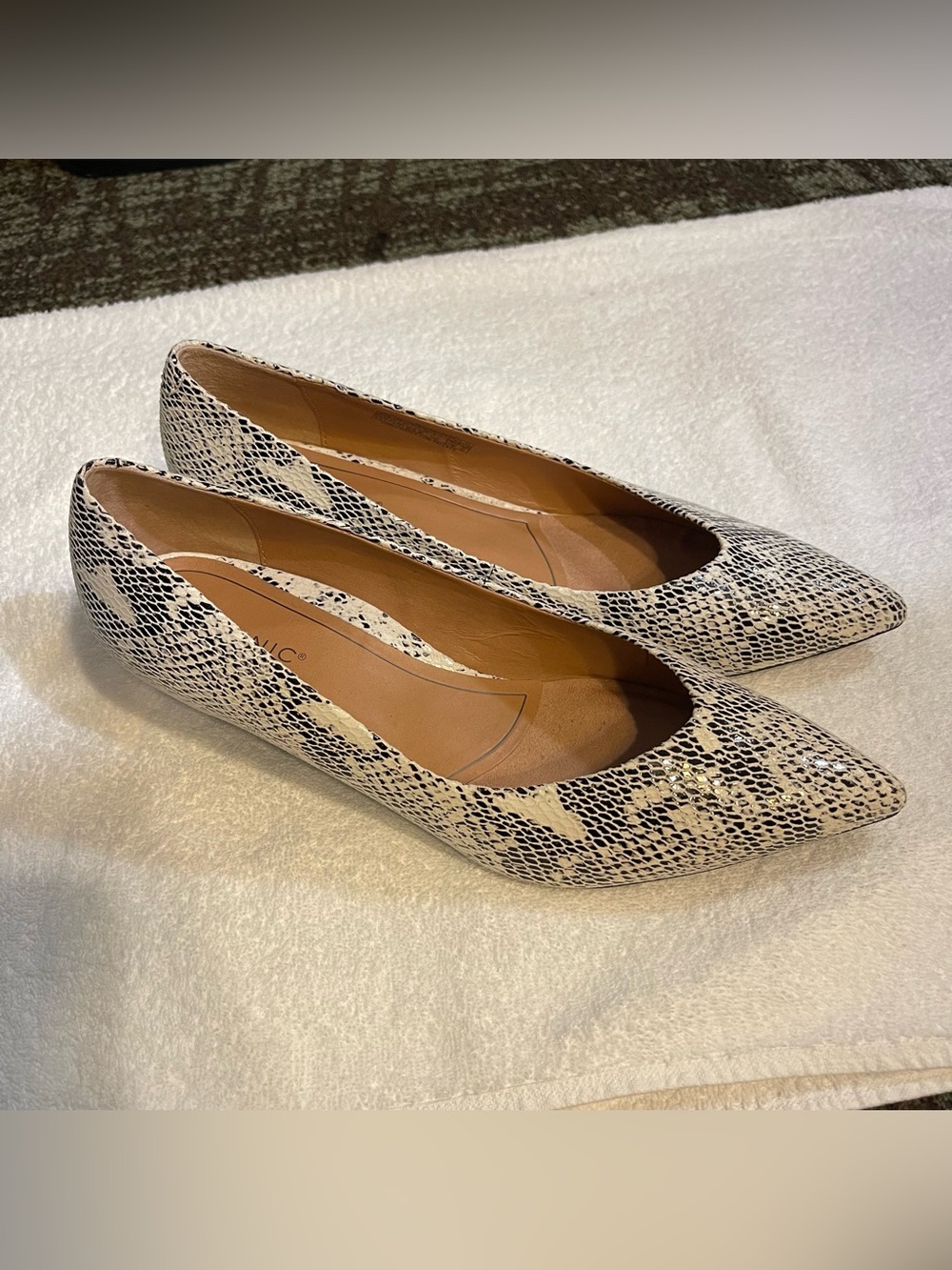 GUC Women’s Vionic Josie Kitten Heel Pump Size 9.5 Wide